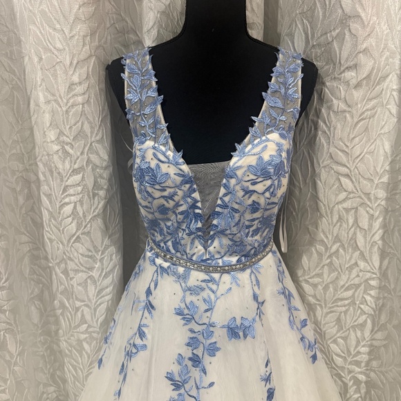 Say Yes to the Prom Blue & White Ball Gown Size 11 Floral Embroidery V Back - Picture 4 of 12